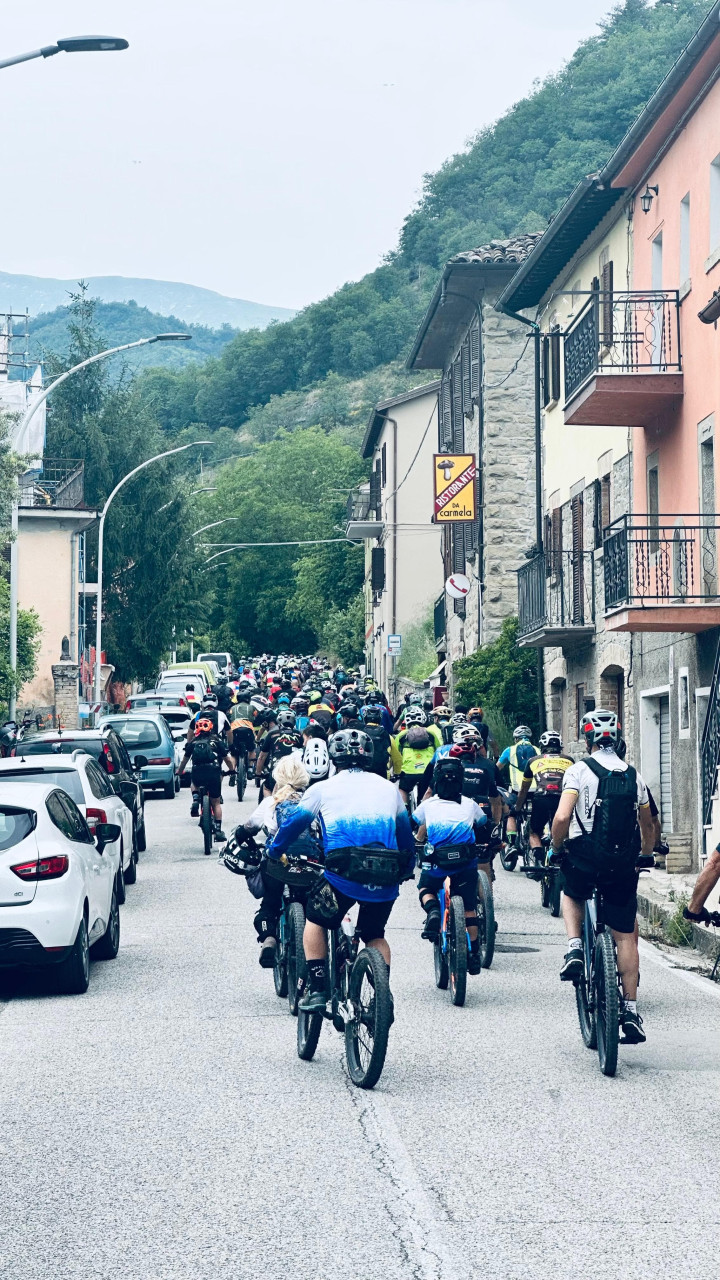 Fatica e festa con l’Enduro and Gravel bike party ride all’ombra del Vettore Fatica e festa con l’Enduro and Gravel bike party ride all’ombra del Vettore