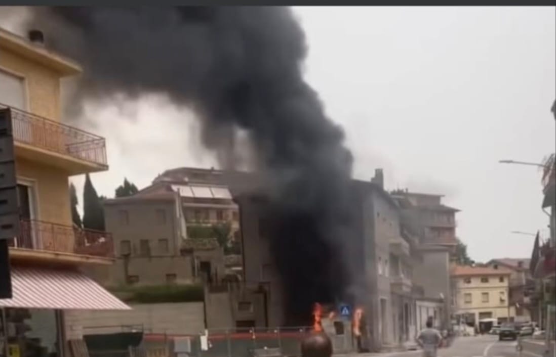 A fuoco cisterna di gasolio, momenti di grande paura a Cossignano <span> (Video e foto)