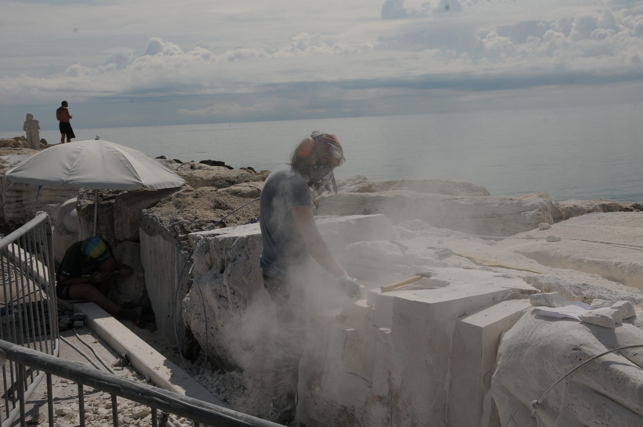Al via un nuovo Festival dell’Arte sul Mare, l’organizzazione fa i conti: «Abbiamo scogli per altri 30 anni»