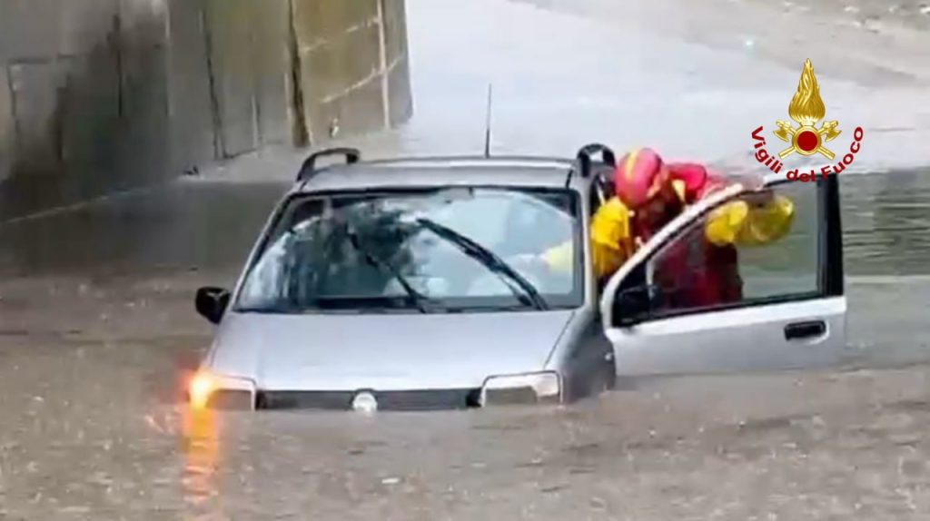 Auto intrappolata nel sottopasso della zona industriale: bomba d’acqua in Vallata <span> (Video)