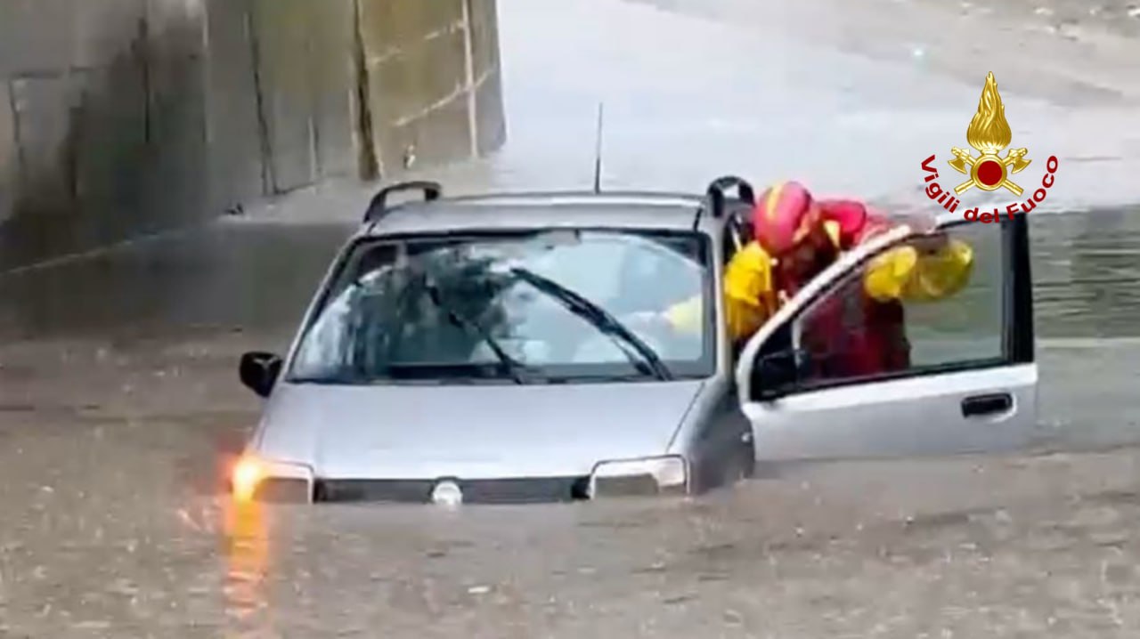 Auto intrappolata nel sottopasso della zona industriale: bomba d’acqua in Vallata <span> (Video)
