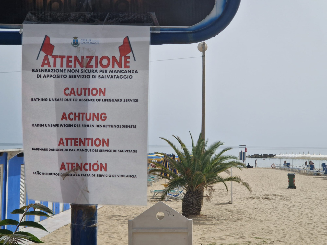 Cartelli (dis)informativi in spiaggia: “Attenzione, mancano i bagnini”, ma il servizio è regolarmente attivo