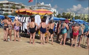 Abusivismo in spiaggia, raffica di sequestri: occhiali, bigiotteria e articoli estivi