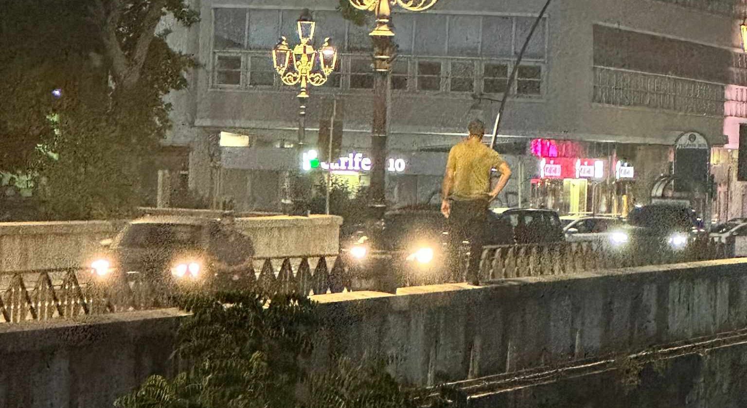 Sale sul parapetto del Ponte Maggiore, momenti di paura fra i passanti <span> (Video e foto)