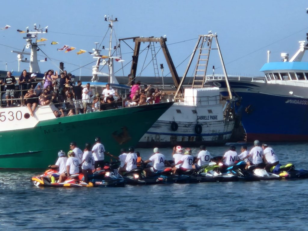 Dal porto al mare aperto: bagno di folla per la processione in onore della Madonna della Marina <span> (Video e foto) </span>