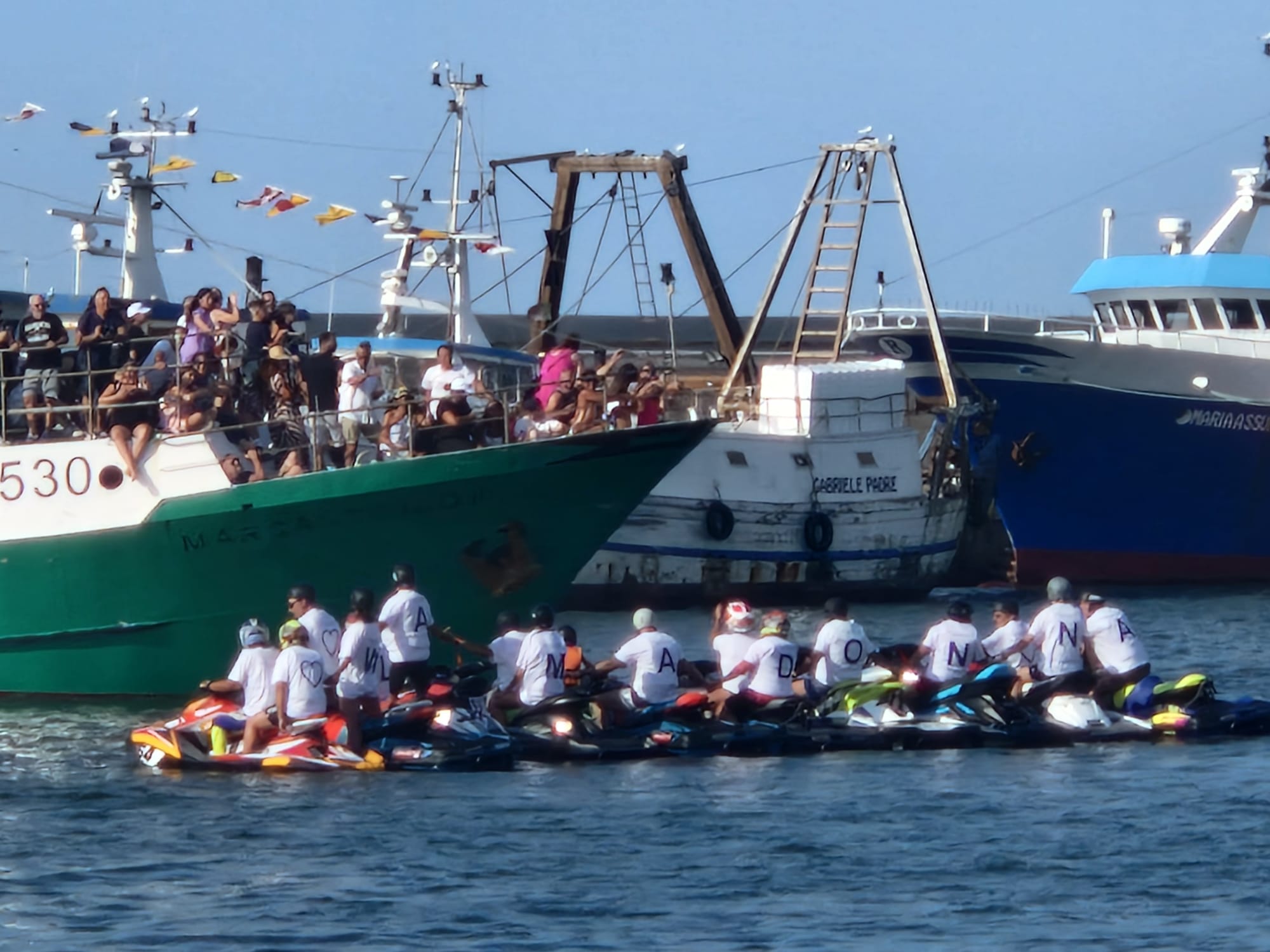 Dal porto al mare aperto: bagno di folla per la processione in onore della Madonna della Marina <span> (Video e foto) </span>