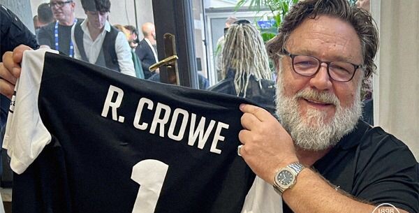 Russell Crowe arriva in città: è caccia al selfie col Gladiatore, poi concertone in piazza