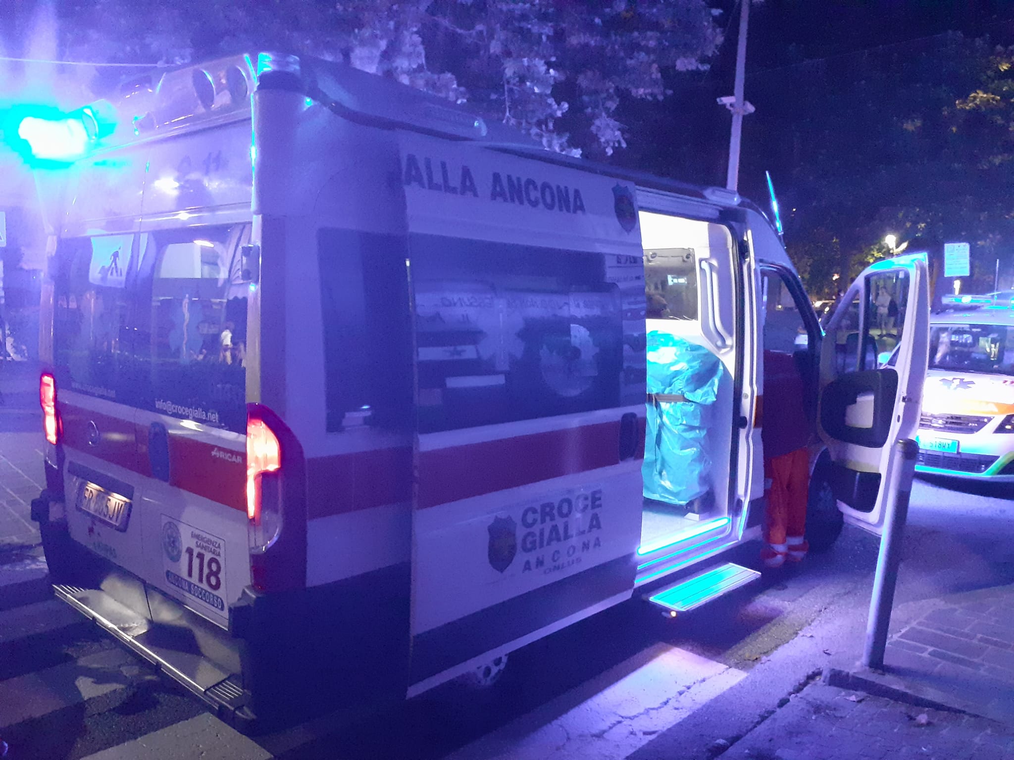 Si ustiona con l’acqua bollente: bimbo si dispera alla fermata dei bus, i passanti chiamano il 112