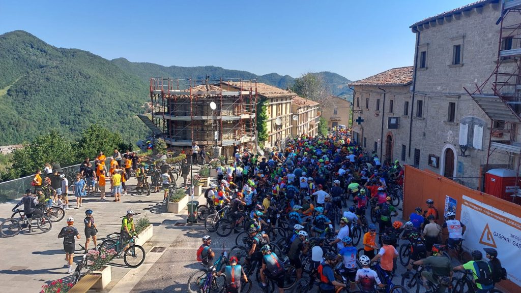 Montegallo bike tour:  350 partecipanti per pedalare tra “cartoline naturali” <span> (Video)