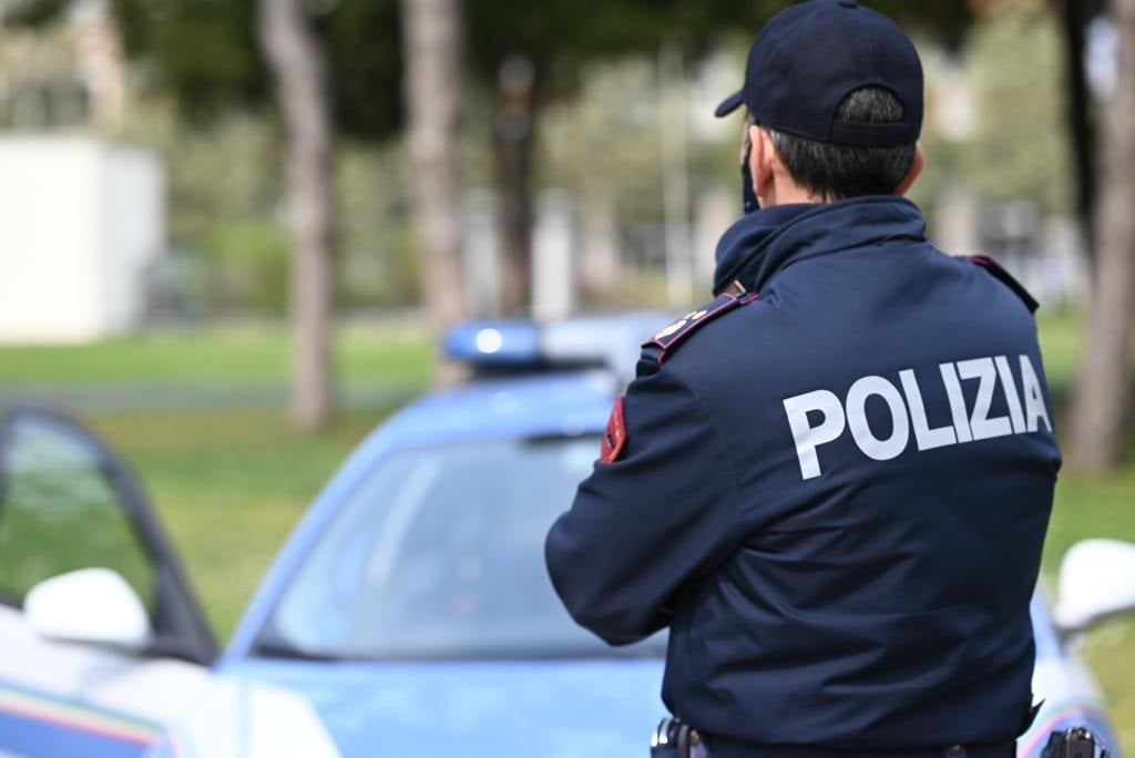 Il proprietario della villa rientra e trova una estranea nuda, sul lettino a bordo piscina: interviene la polizia