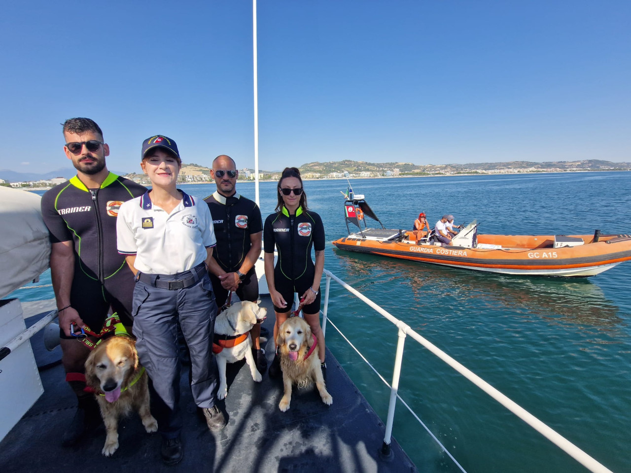I cani-baywatch pattugliano il mare con la Capitaneria: più sicurezza per i bagnanti della Riviera <span> (Video)