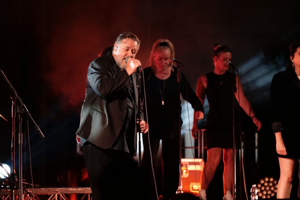 Russel Crowe infiamma Piazza del Popolo: «Sono tornato a casa, stasera sono ascolano» <span> (Video e foto)