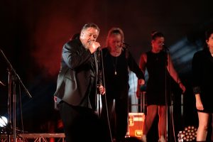 Russel Crowe infiamma Piazza del Popolo: «Sono tornato a casa, stasera sono ascolano» <span> (Video e foto)