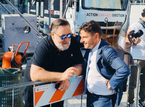 Russell Crowe, il Gladiatore conquista Ascoli: selfie, sorrisi e…barbiere <span> (Video e foto) </span> Russell Crowe, il Gladiatore conquista Ascoli: selfie, sorrisi e…barbiere <span> (Video e foto) </span>