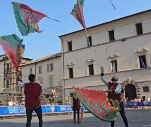 Sfida a colpi di bandiera, scatta la Tenzone Aurea Sfida a colpi di bandiera, scatta la Tenzone Aurea