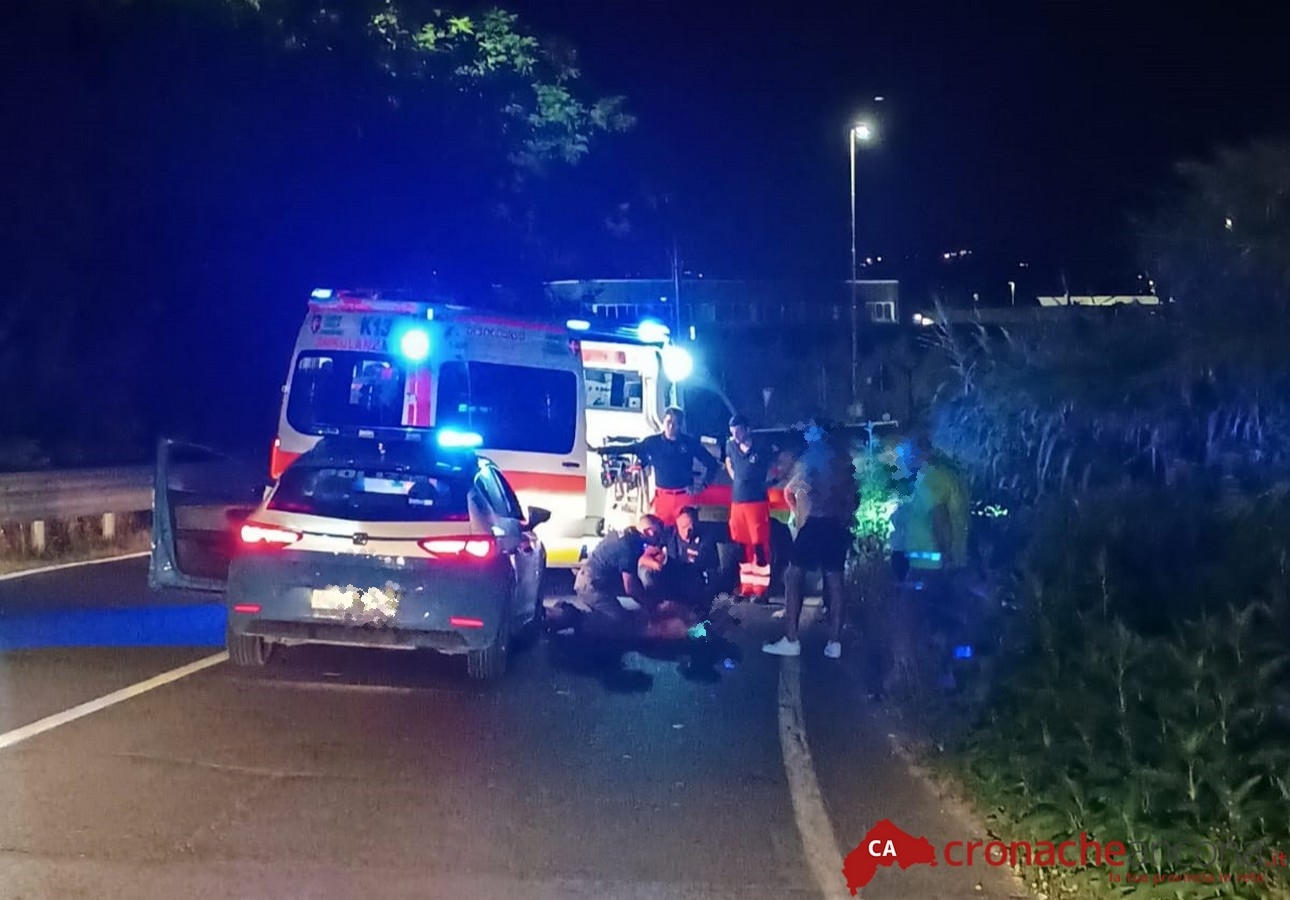 Ubriaco, cerca di gettarsi sotto le auto lungo la Statale