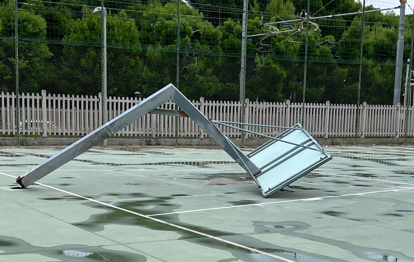 Cade il canestro da basket, ragazzo colpito alla testa: è grave