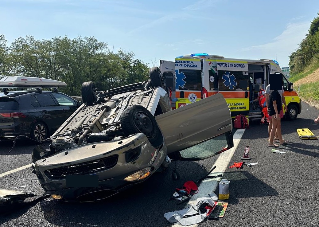 Auto si ribalta in A14, soccorse due ragazze: arrivano anche le eliambulanze