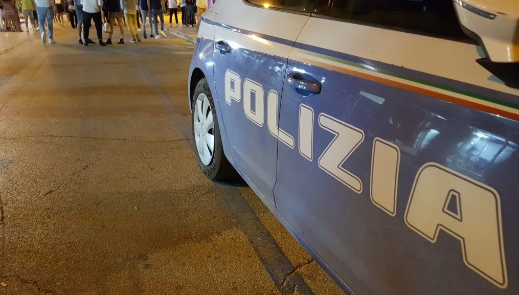 Bimbo scomparso per ore, rintracciato dalla Polizia: dorme in spiaggia mentre il padre festeggia con gli amici