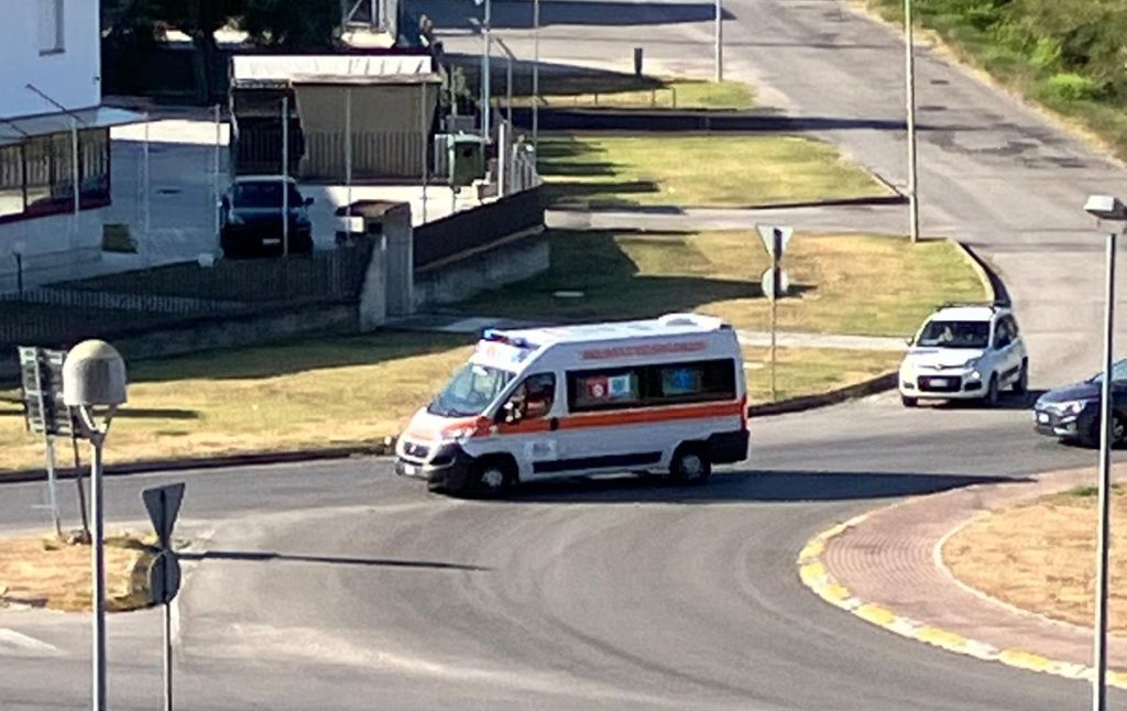 Donna in bicicletta investita alla rotatoria, soccorsa dall’eliambulanza <span> (Video e foto) </span>