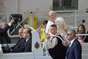 Papa Francesco ai piccoli quintanari Pietro, Anna e Rosa Durinzi: « Un giorno verrò ad Ascoli» Papa Francesco ai piccoli quintanari Pietro, Anna e Rosa Durinzi: « Un giorno verrò ad Ascoli»
