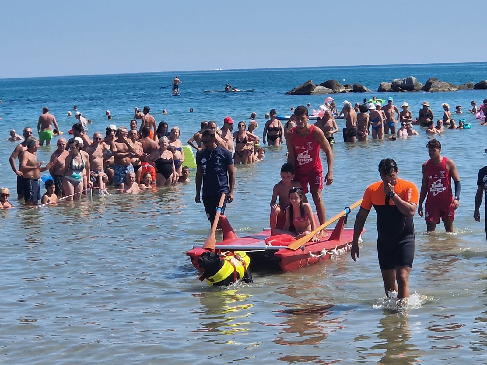 “Papà ti salvo io”: uomini, donne e anche cani, tutti insieme per garantire un bagno sicuro <span> (Video e foto) </span>