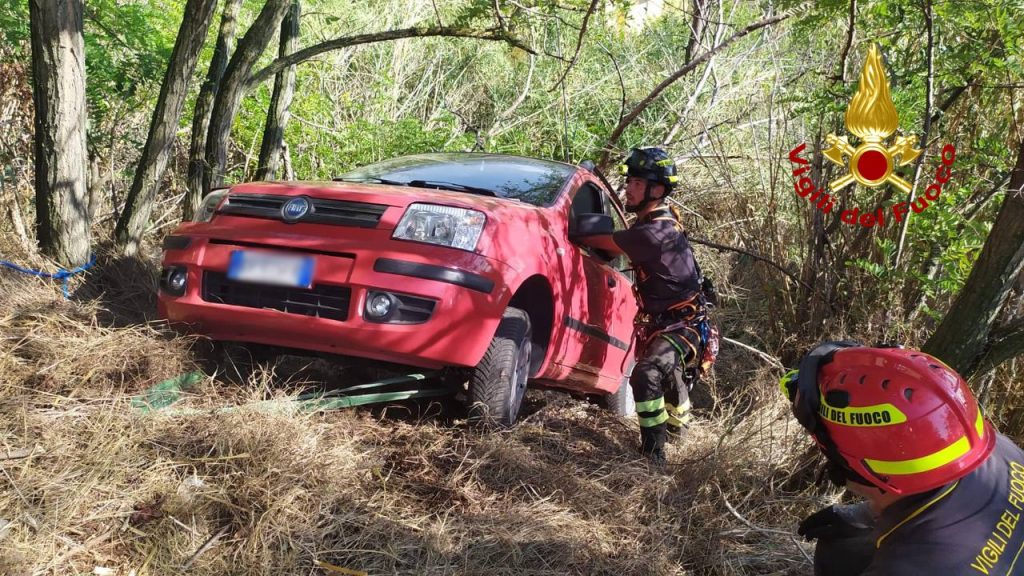 Auto scivola per 30 metri nella scarpata, la recuperano i Vigili del fuoco <span> (Video e foto)