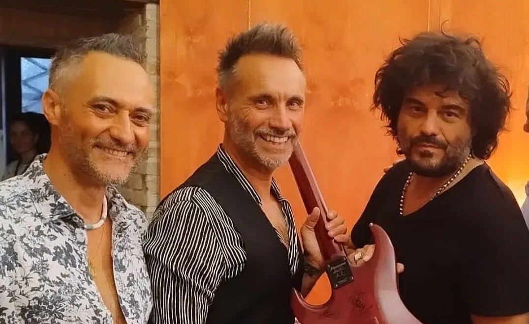 Renga e Nek firmano la “chitarra della pace” realizzata da Alberto Romani