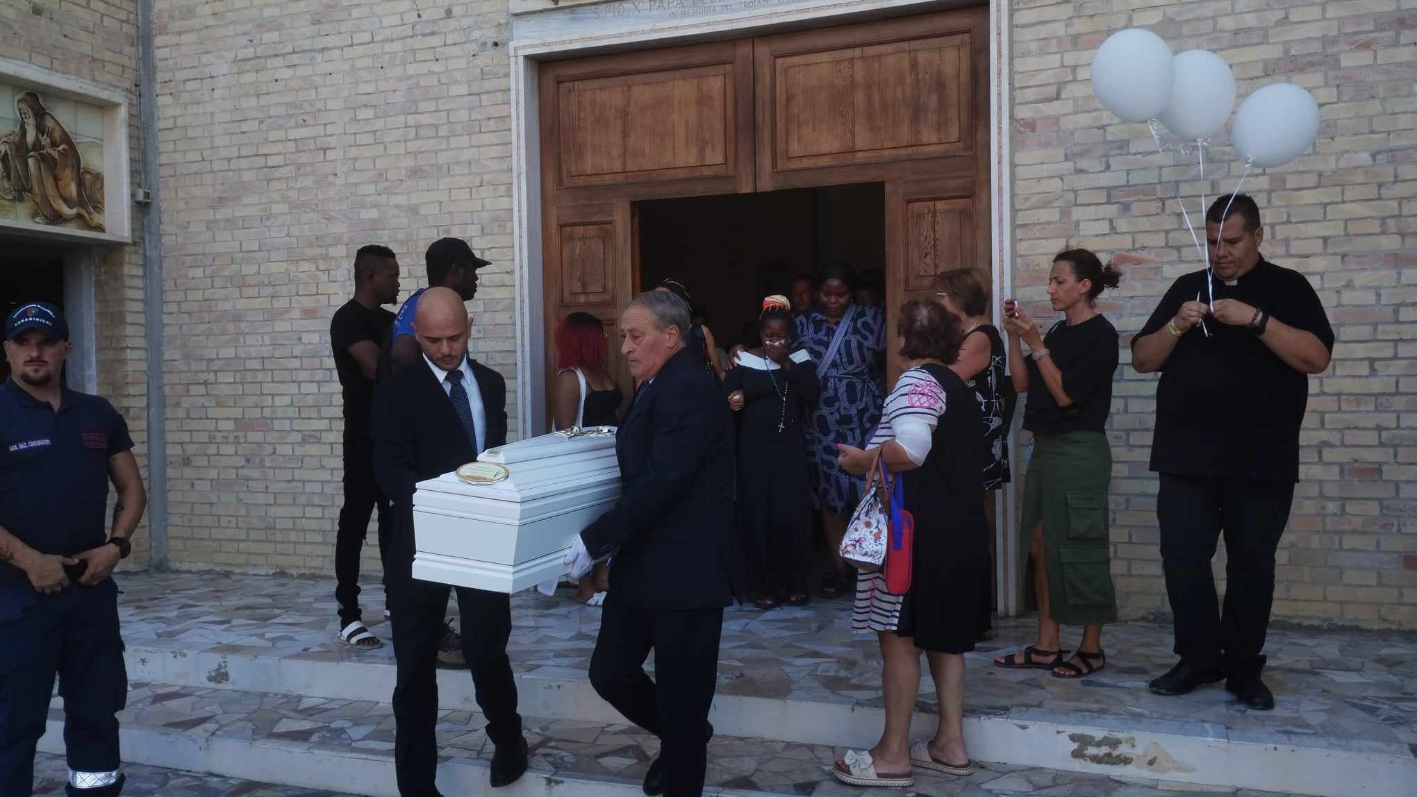I funerali del piccolo Tobi, lacrime e commozione: «Per sempre nei nostri cuori»