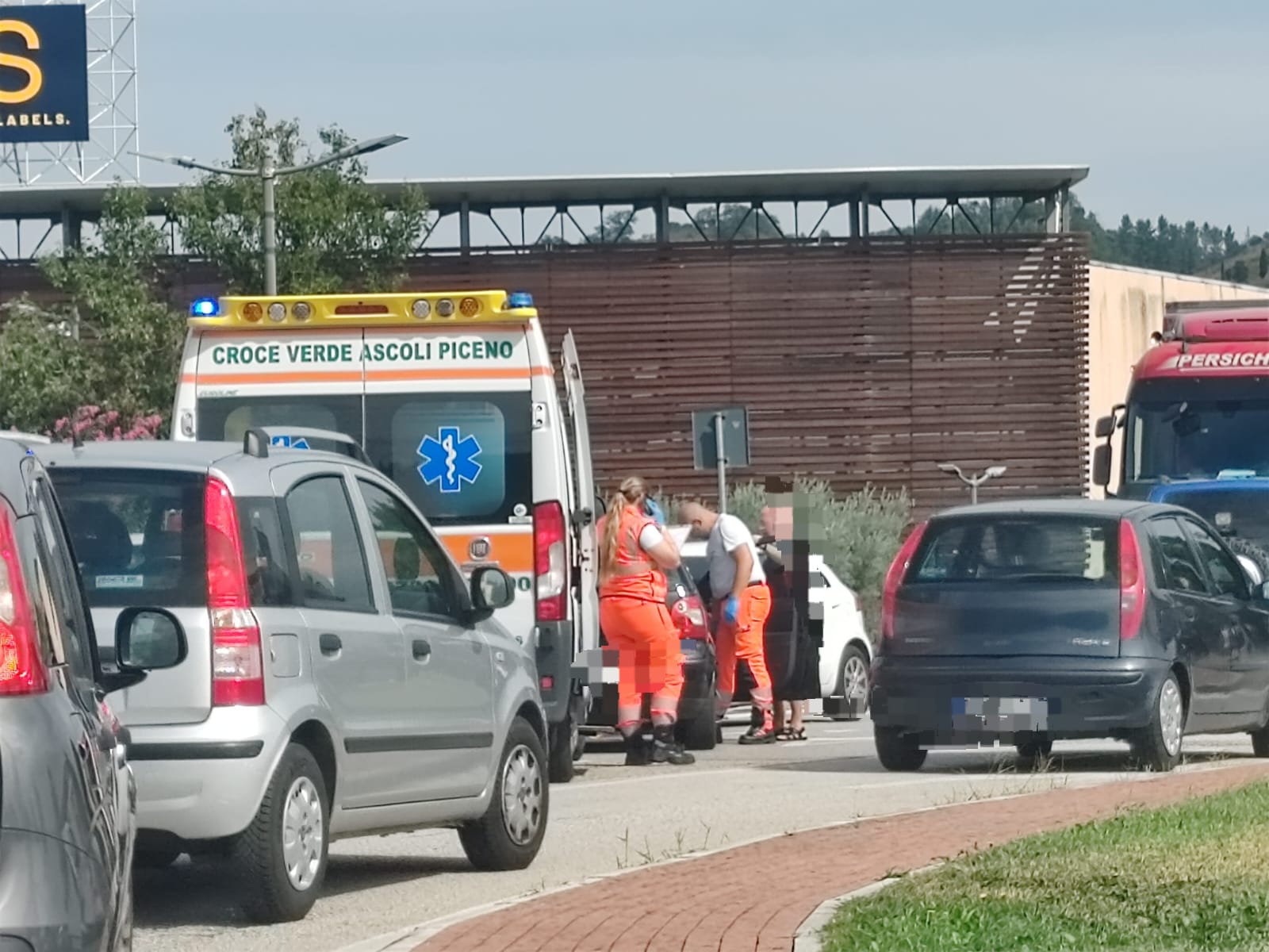Scontro tra due auto nel parcheggio del centro commerciale “Al Battente”: 75enne al Pronto Soccorso