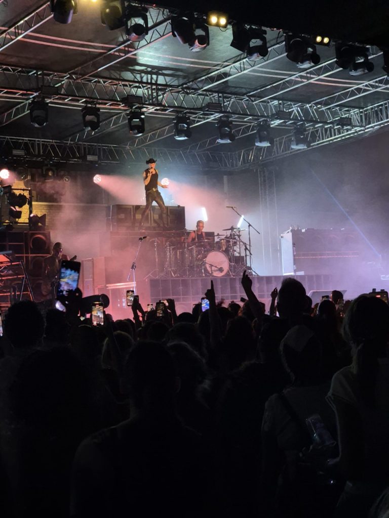 Musica dal vivo: un “boomer” al concerto di Achille Lauro (Video)