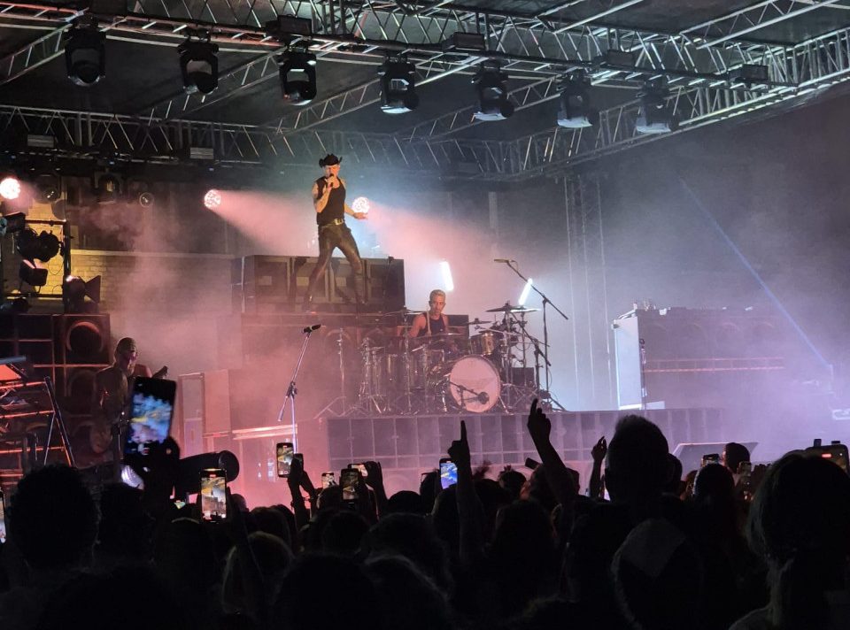 Musica dal vivo: un “boomer” al concerto di Achille Lauro (Video)