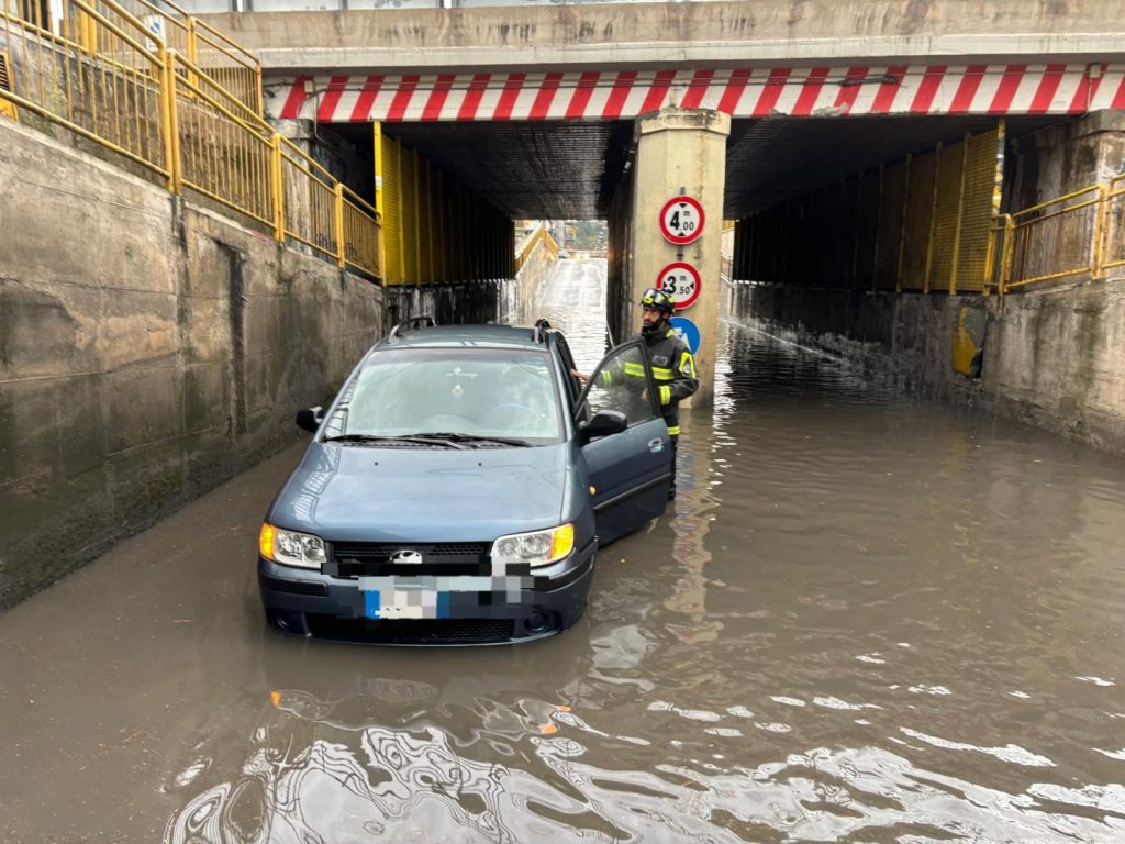 Maltempo in Riviera, acqua a livelli record nei sottopassi: salvata una donna <span> (Video e foto)