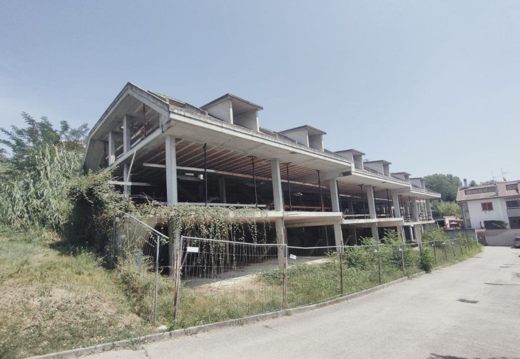 Palazzi abbandonati a Monticelli, tra sterpaglie e cemento regna il degrado  <span> (Video e foto) </span>