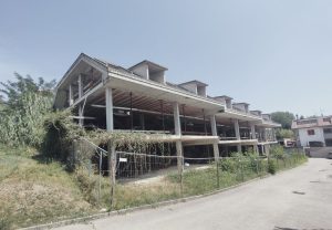 Palazzi abbandonati a Monticelli, tra sterpaglie e cemento regna il degrado  <span> (Video e foto) </span>