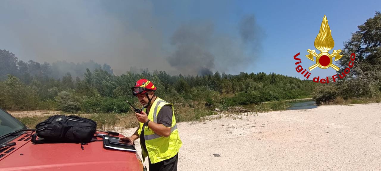 Incendio di Colli, notte di lavoro per i Vigili del fuoco: fiamme in più punti