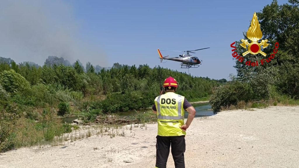 Vasto incendio tra Colli del Tronto ed Abruzzo: fiamme domate dai pompieri <span> (Il video) </span>
