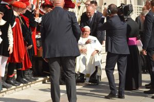 Il sestiere di Porta Tufilla in udienza da Papa Francesco: «Una grande emozione» Il sestiere di Porta Tufilla in udienza da Papa Francesco: «Una grande emozione»