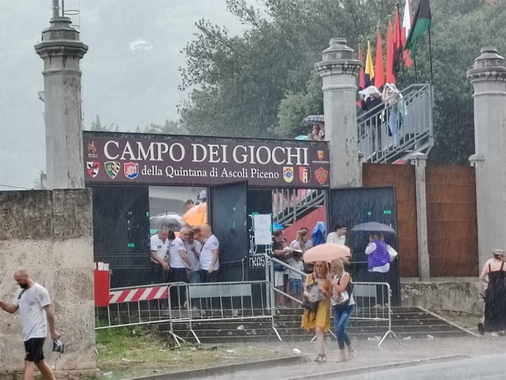 Acquazzone sulla Quintana, giostra a rischio: in corso summit per decidere <span> (Video e foto)
