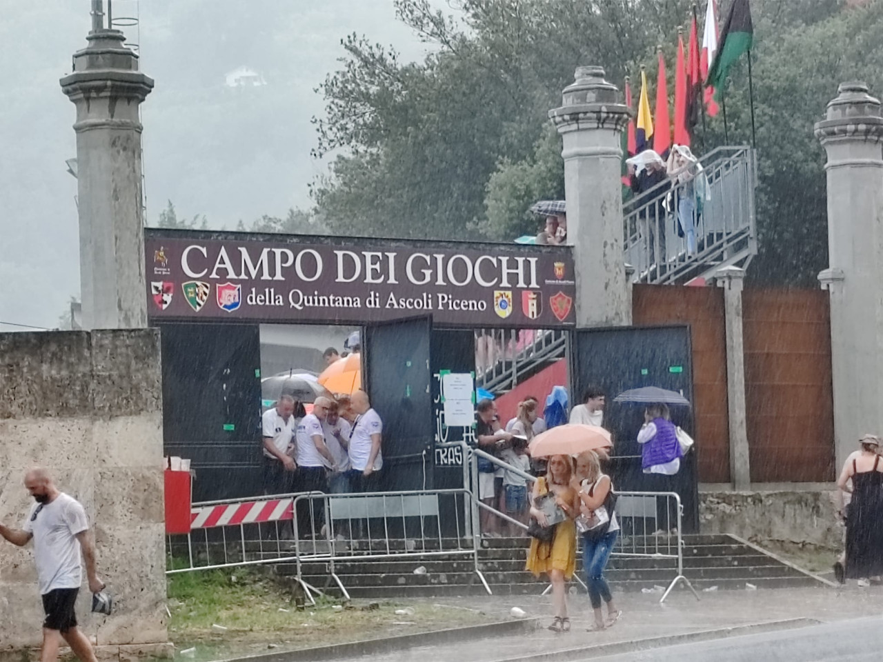 Acquazzone sulla Quintana, giostra a rischio: in corso summit per decidere <span> (Video e foto)