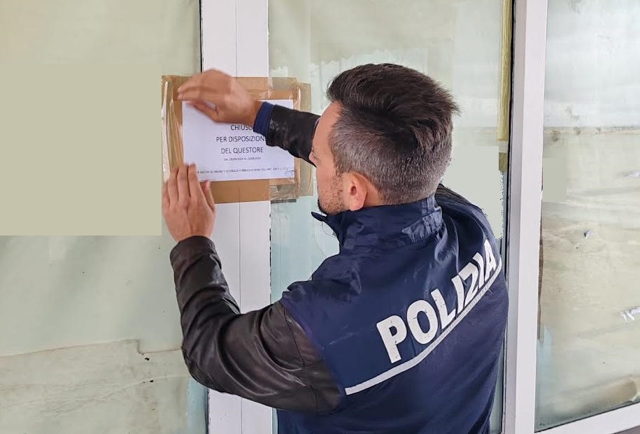 Pregiudicati, risse e anche un cuoco improvvisato che si ubriaca e dà in escandescenza: scatta la sospensione della licenza per uno chalet