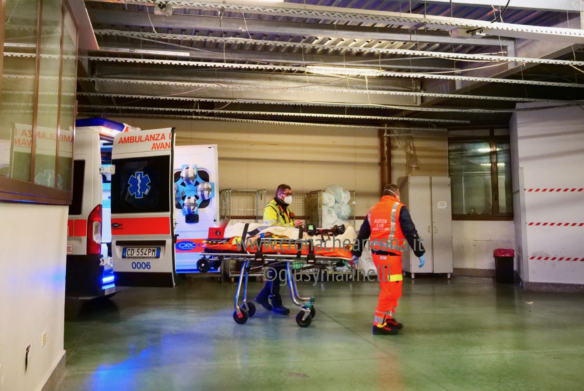 Scoppia la lite in strada, colpito con una martellata alla testa: 30enne in ospedale