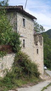 Crolla un edificio a Vallecchia, famiglia isolata <span> (Video) </span>