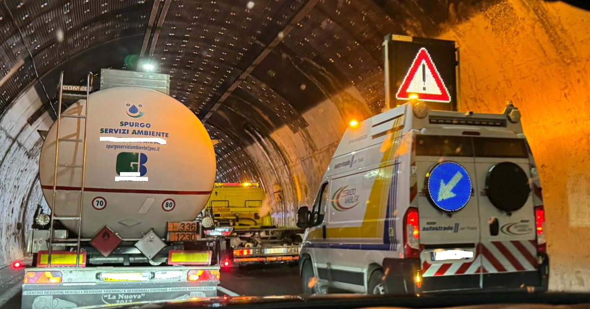 A14, Tir perde gomme e provoca tre feriti: traffico bloccato e soccorso eliambulanza
