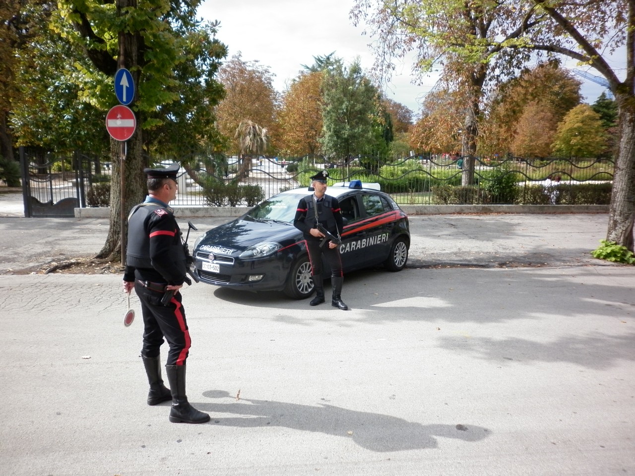 Minaccia l’ex fidanzata con un coltello, poco prima aveva rubato in una farmacia: denunciato un 29enne