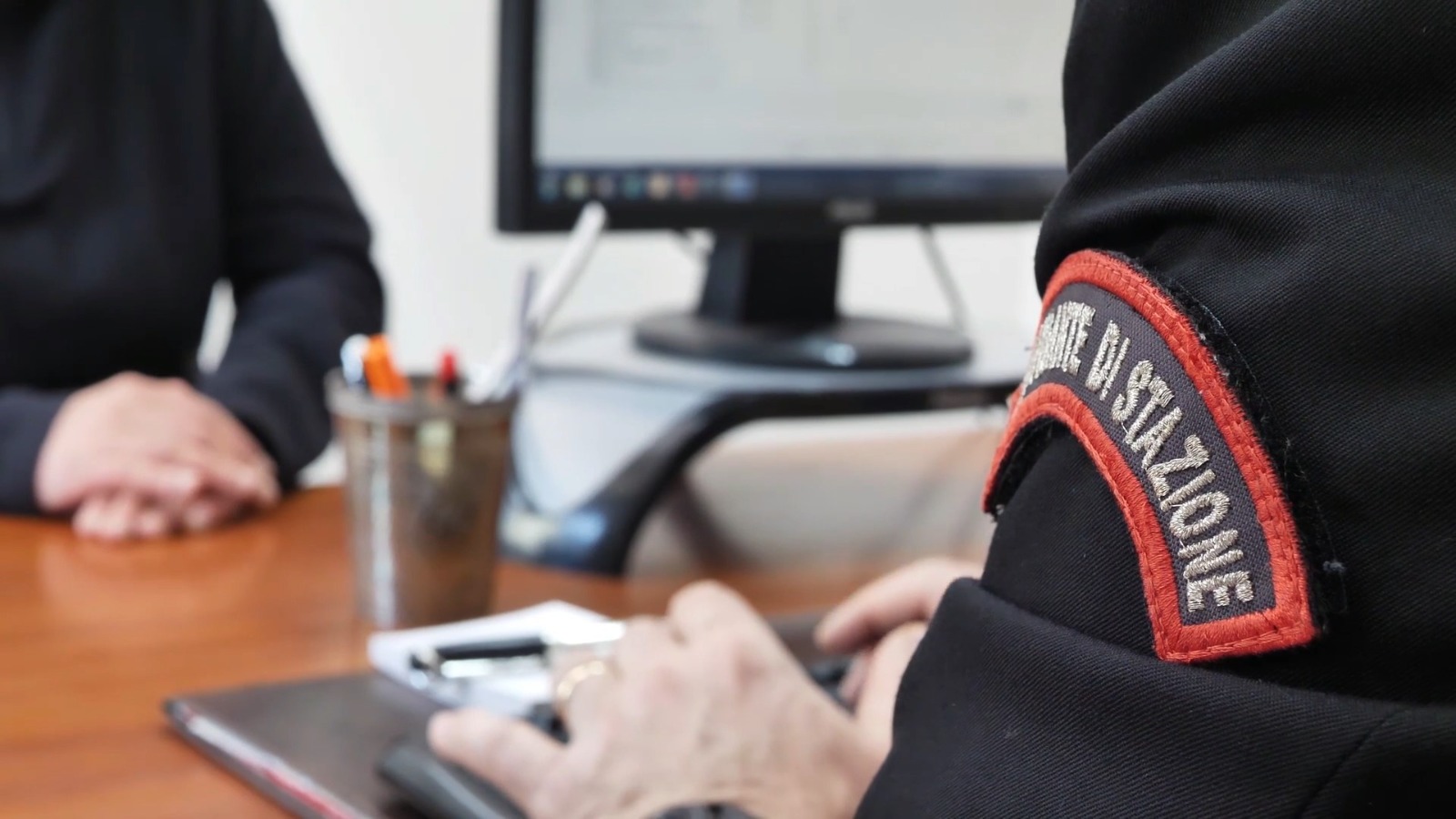 Non sopporta la fine della relazione: sull’auto gli scrive «Sei un porco»