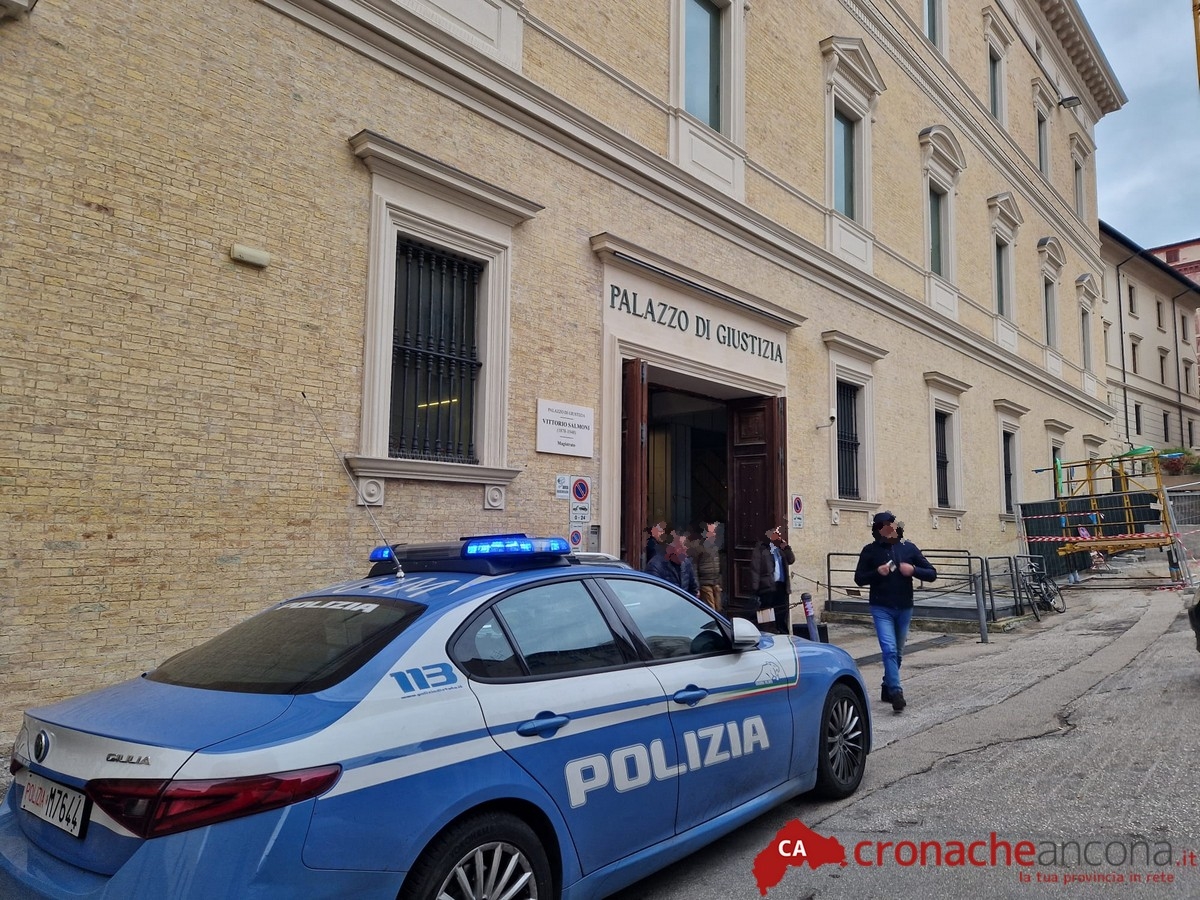 Danno in escandescenze alla settima brocca di vino: scattano arresti e Daspo urbano