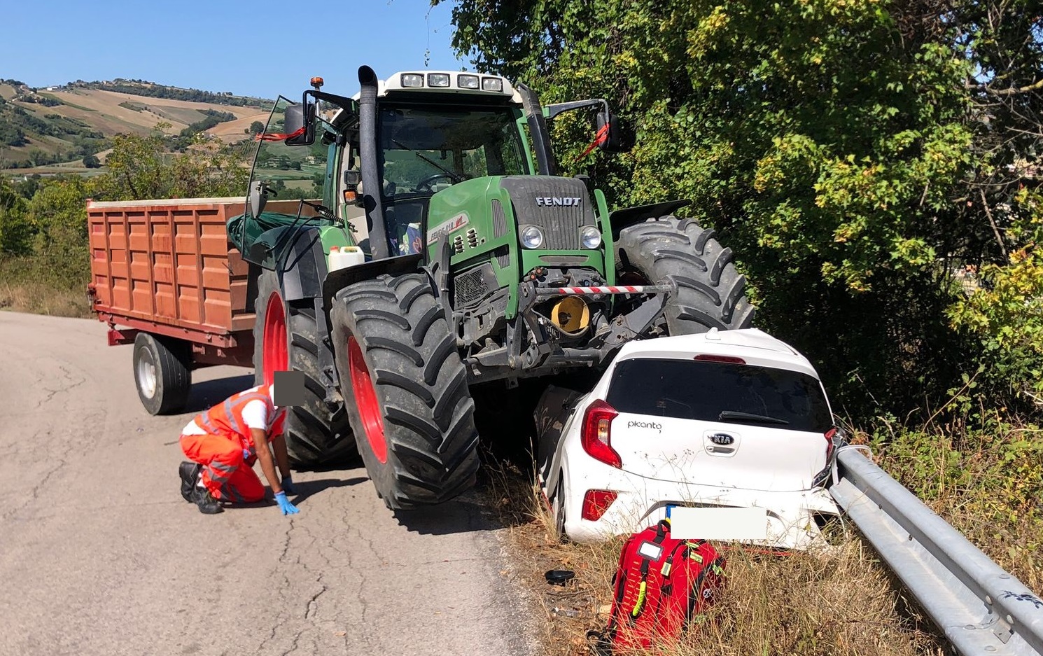 Auto schiacciata da un trattore, donna incastrata tra le lamiere. Arriva anche l’elisoccorso