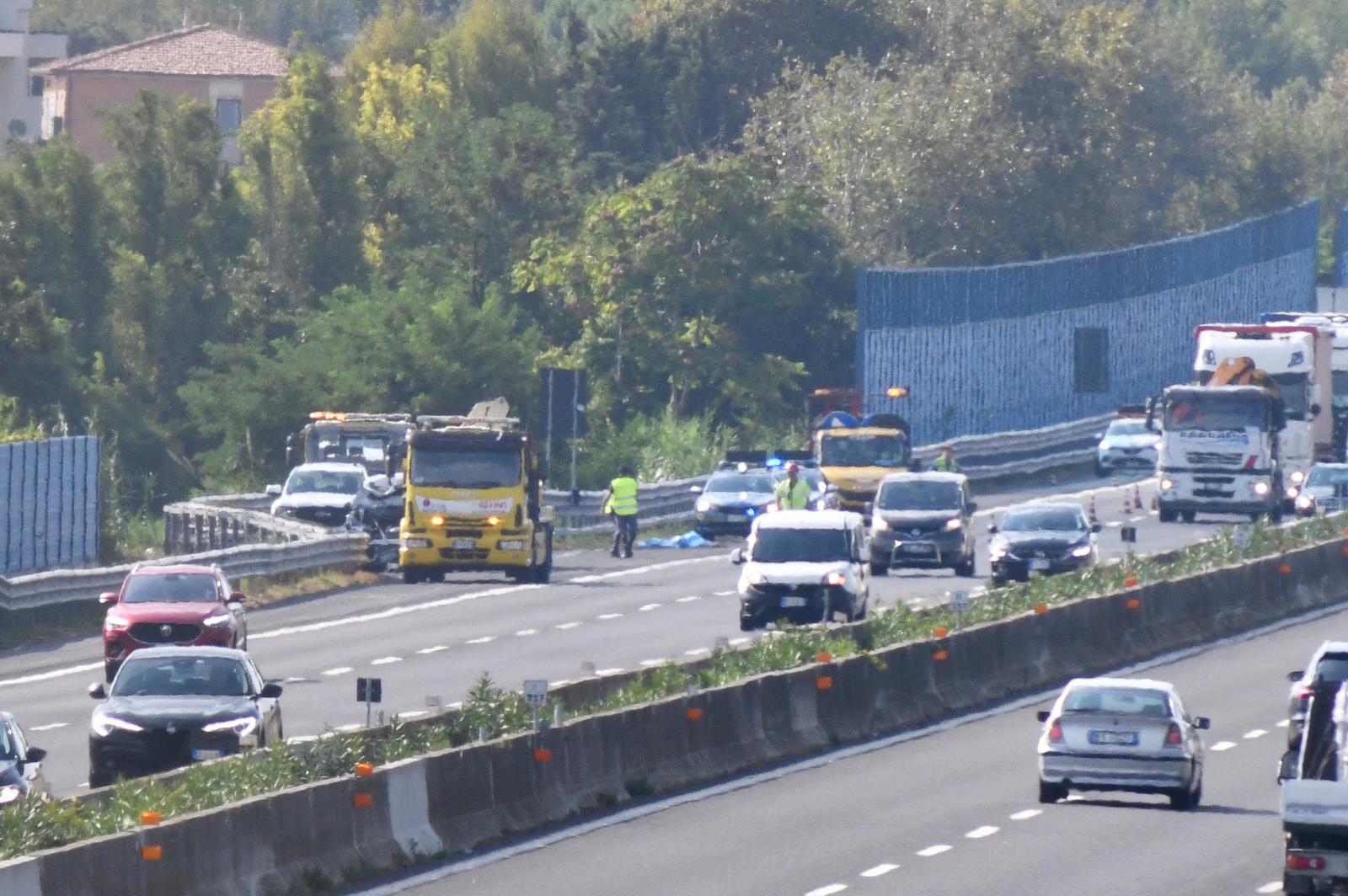 Scende dall’auto per una foratura, <br> muore in A14 travolto da un furgone