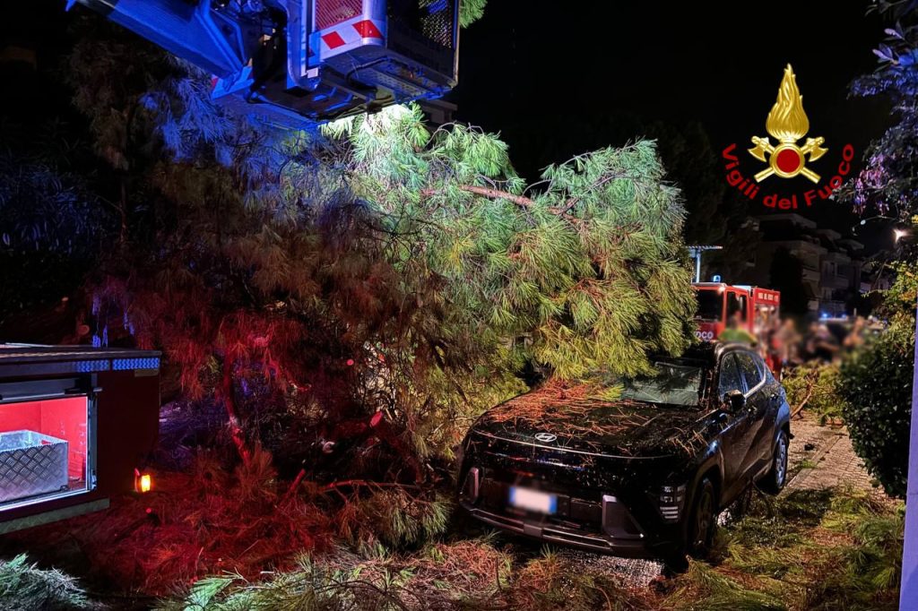 Maltempo e incendio in appartamento, notte di lavoro per i Vigili del fuoco di San Benedetto <span> (Video e foto)